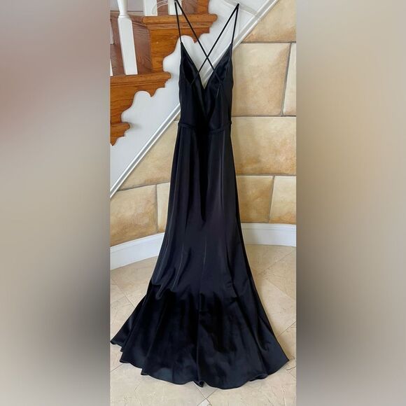 Elegant Black Evening Gown - Picture 1 of 6